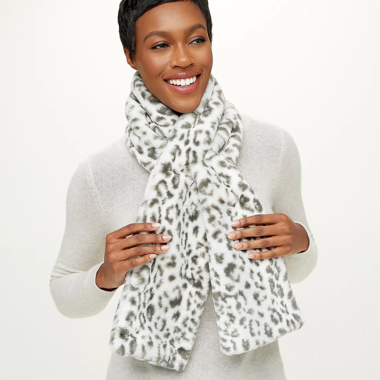 🔥Last Day 40%🔥Women's Ultra-Soft Faux Fur Pull-Through Scarf with Hidden Zipper Pocket