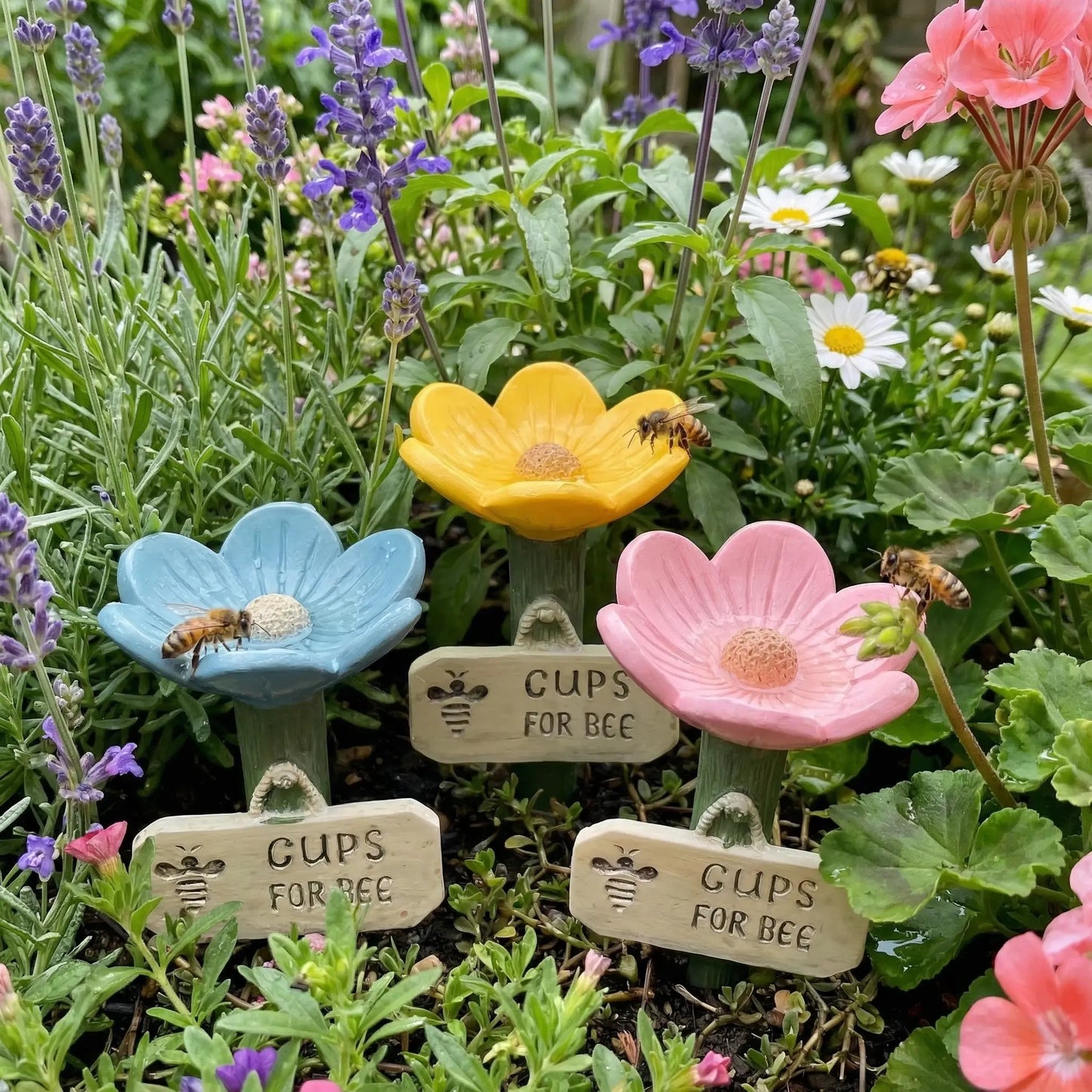 🐝LAST DAY 40% OFF - Flower-Shaped Bee Watering Station💧